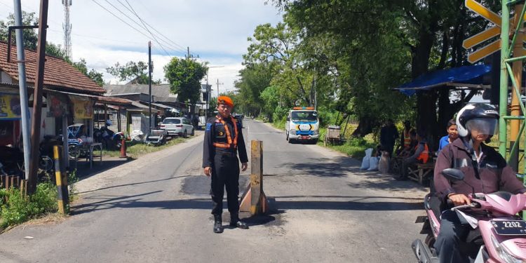 Cegah Truk Tronton Melintas, KAI Daop 7 Madiun Pasang Patok Pembatas di Perlintasan Jati Pelem Jombang