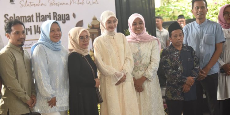 Mbak Wali Gelar Open House Idulfitri, Perumahan Jenggolo Dipadati Warga dan Tokoh Masyarakat