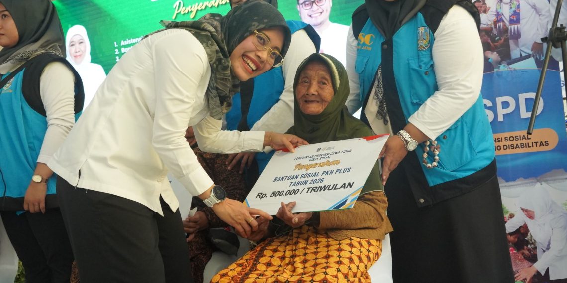 Sapa Bansos di Kediri, Gubernur Khofifah Salurkan Bantuan Senilai Rp15 Miliar untuk Kelompok Rentan