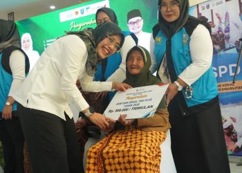 Sapa Bansos di Kediri, Gubernur Khofifah Salurkan Bantuan Senilai Rp15 Miliar untuk Kelompok Rentan