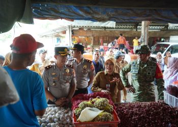 Pantau Pasar Pare, Pemkab Kediri Pastikan Stok Pangan Aman Jelang Lebaran