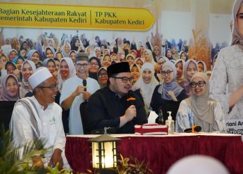 Buka Bazar Ramadan, Mas Dhito Hadiahi 10 Kader PKK Senior Belanja Gratis