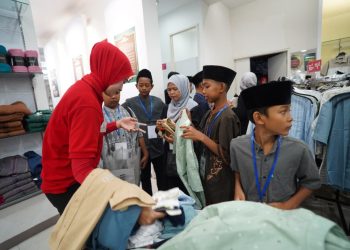 Berbagi Kebahagiaan, Mas Dhito dan Mbak Cicha Ajak 200 Anak Yatim Borong Baju Lebaran