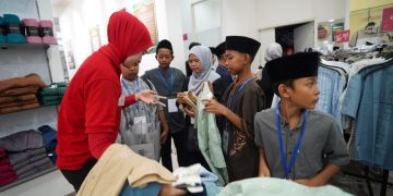 Berbagi Kebahagiaan, Mas Dhito dan Mbak Cicha Ajak 200 Anak Yatim Borong Baju Lebaran