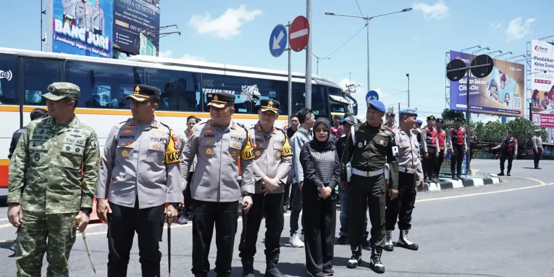 Wakapolda Jatim Pantau Pos Mengkreng, Mbak Wabup Pastikan Personel Pemkab Kediri Siaga Penuh