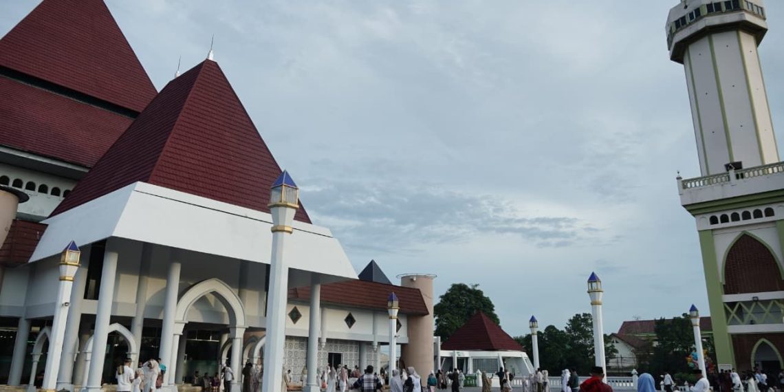 Ribuan Warga Padati Masjid Agung An-Nur Pare, Bupati Kediri Ajak Jaga Kebersamaan di Hari Fitri