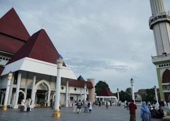 Ribuan Warga Padati Masjid Agung An-Nur Pare, Bupati Kediri Ajak Jaga Kebersamaan di Hari Fitri