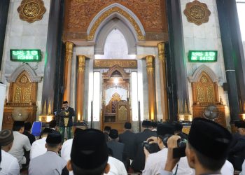 Salat Id di Masjid Agung Jombang, Bupati Warsubi Ajak Masyarakat Menang Melawan Ego