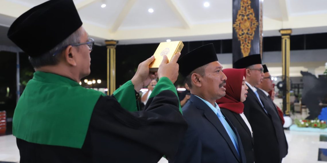 Lantik 5 Pejabat Eselon II, Bupati Warsubi Tegaskan Tak Ada Ruang Praktik Non-Profesional