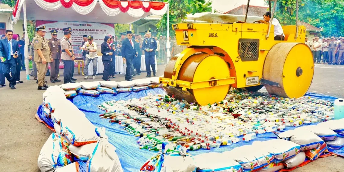 HUT Satpol PP ke-76, Pemkab Kediri Musnahkan Miras dan Rokok Ilegal