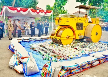 HUT Satpol PP ke-76, Pemkab Kediri Musnahkan Miras dan Rokok Ilegal