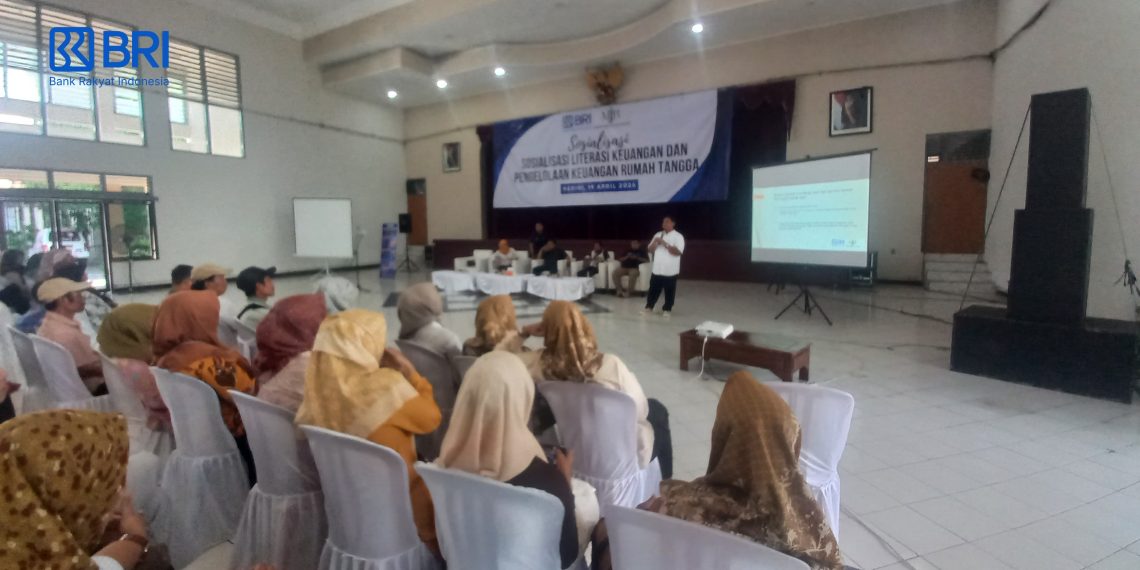 Waspada Pinjol, BRI dan Yayasan MJB Edukasi Ratusan Warga Kediri Kelola Keuangan Rumah Tangga