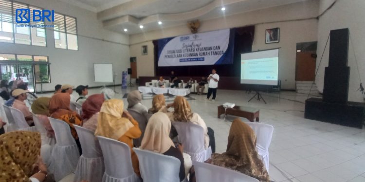 Waspada Pinjol, BRI dan Yayasan MJB Edukasi Ratusan Warga Kediri Kelola Keuangan Rumah Tangga