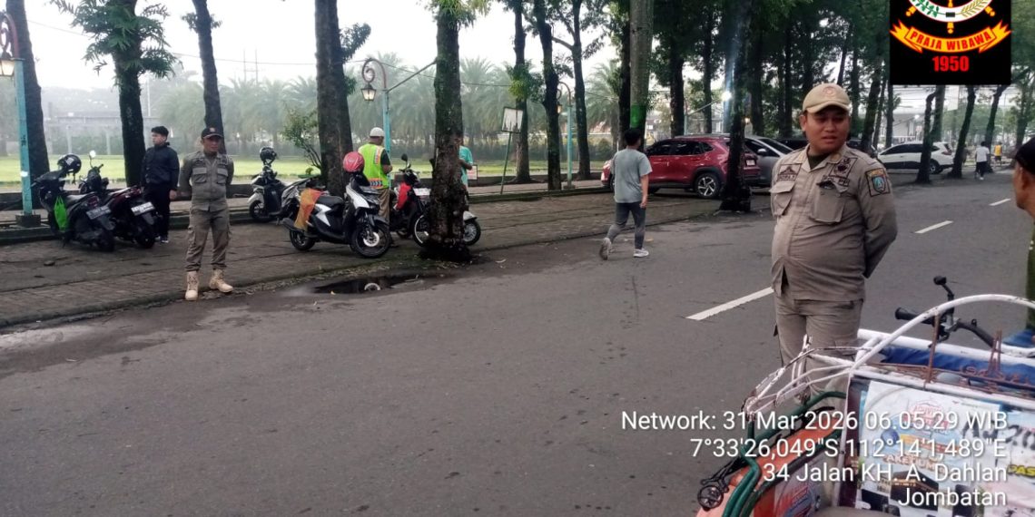 Tertibkan Parkir Pelajar di Alun-alun, Satpol PP Jombang Arahkan Parkir ke Islamic Center