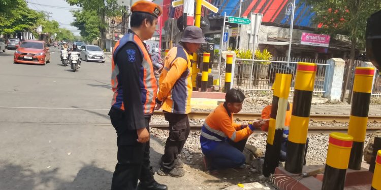 Sterilisasi Jalur KA Tulungagung, KAI Daop 7 Tutup Akses Ilegal dengan Patok Rel Permanen