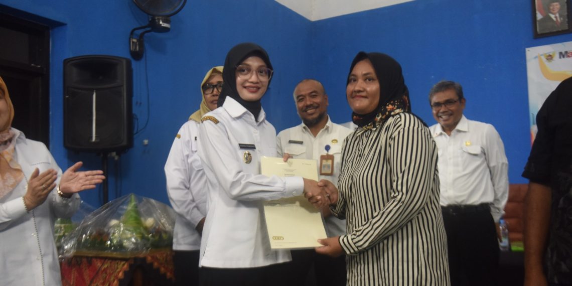 Tuntaskan Penataan Kawasan Kumuh, Wali Kota Vinanda Serahkan 44 Sertifikat Tanah di Kelurahan Ketami