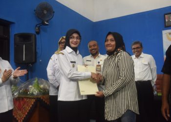 Tuntaskan Penataan Kawasan Kumuh, Wali Kota Vinanda Serahkan 44 Sertifikat Tanah di Kelurahan Ketami