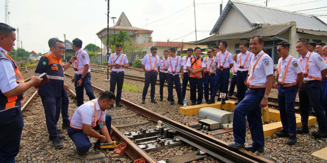 Asah Kompetensi Petugas, KAI Daop 7 Madiun Gelar Diklat Praktik Wesel bagi PPKA
