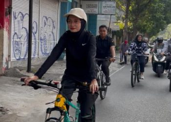 Dorong Efisiensi Energi, Wali Kota Vinanda Bersepeda ke Kantor di Hari Pertama Kebijakan WFH-WFO