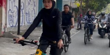 Dorong Efisiensi Energi, Wali Kota Vinanda Bersepeda ke Kantor di Hari Pertama Kebijakan WFH-WFO