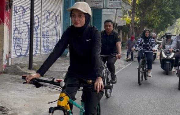 Dorong Efisiensi Energi, Wali Kota Vinanda Bersepeda ke Kantor di Hari Pertama Kebijakan WFH-WFO