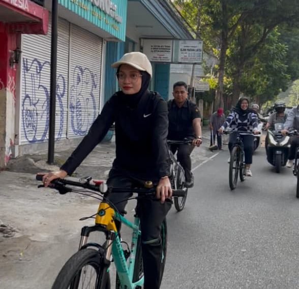 Dorong Efisiensi Energi, Wali Kota Vinanda Bersepeda ke Kantor di Hari Pertama Kebijakan WFH-WFO