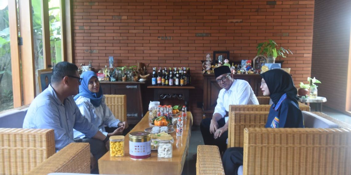Pererat Sinergi Pembangunan, Wali Kota Vinanda dan Gus Qowim Silaturahmi ke Kediaman Abdullah Abu Bakar