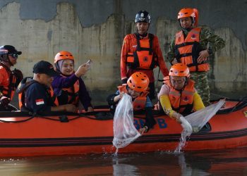 Vinanda Prameswati Bersepeda Kebaya dan Tebar Benih Ikan