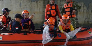 Vinanda Prameswati Bersepeda Kebaya dan Tebar Benih Ikan