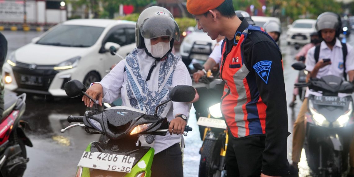Peserta Berkebaya Warnai Sosialisasi Keselamatan Jalur KA di Madiun