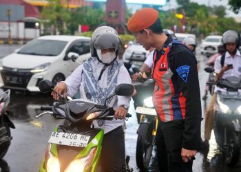 Peserta Berkebaya Warnai Sosialisasi Keselamatan Jalur KA di Madiun