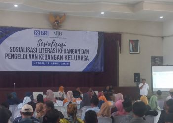 Waspada Pinjol, BRI dan Yayasan MJB Edukasi Ratusan Warga Kediri Kelola Keuangan Keluarga