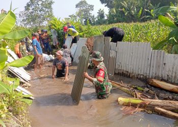 Cegah Banjir dan Amankan Lahan Tani, Babinsa Pesantren Ajak Warga Bersihkan Sungai Pulerejo