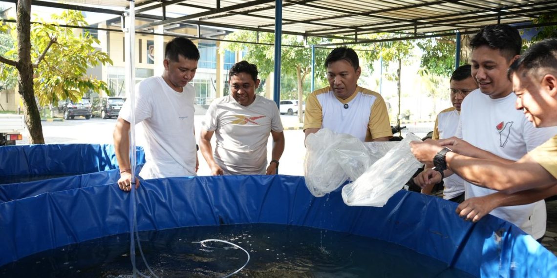 Dukung Asta Cita, Kantor Imigrasi Kediri Tebar 500 Bibit Ikan dan Salurkan Hasil Panen ke Warga