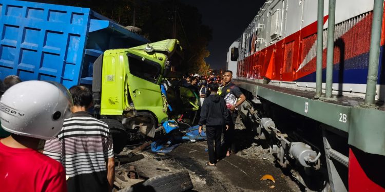 Truk Mogok di Perlintasan, KAI Daop 7 Madiun Sayangkan Insiden KA Dhoho Tertemper di Blitar