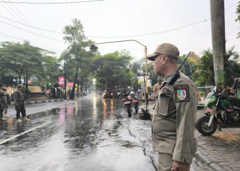 Sasar Zona Merah, Tim Gabungan Pemkab Jombang Tertibkan PKL di Kawasan Alun-Alun