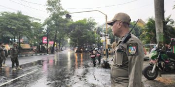 Sasar Zona Merah, Tim Gabungan Pemkab Jombang Tertibkan PKL di Kawasan Alun-Alun