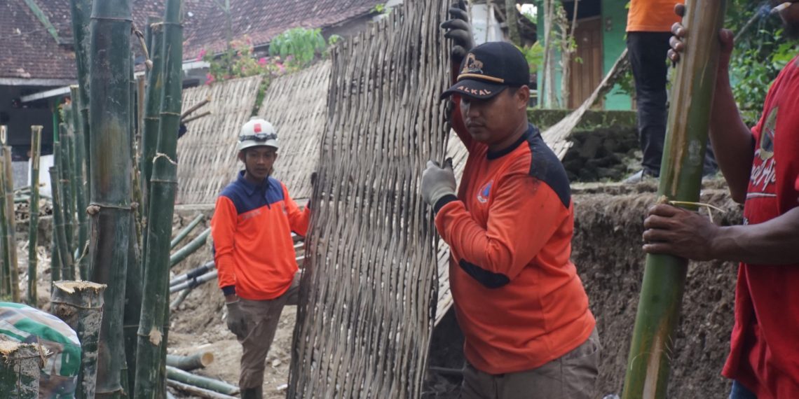 Banjir Carangrejo Surut, Pemkab Jombang Salurkan Bantuan Logistik dan Perbaiki Jalan Longsor di Plandaan