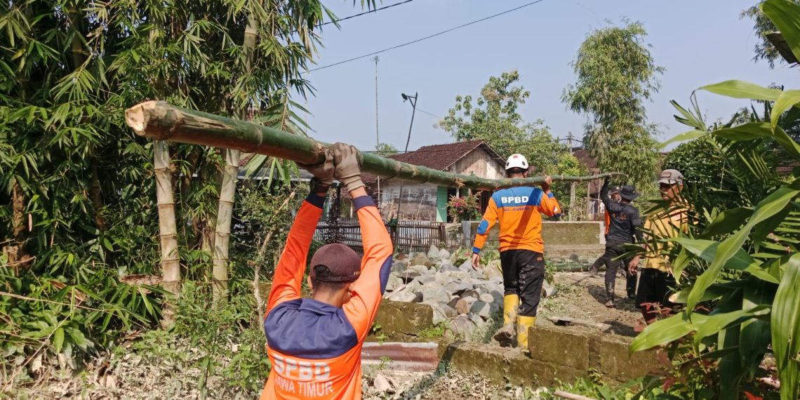 Wujudkan Jombang Guyub, Warga Pojok Klitih dan Pemkab Bahu-membahu Tangani Tanggul Jebol