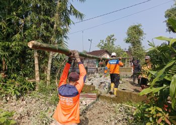 Wujudkan Jombang Guyub, Warga Pojok Klitih dan Pemkab Bahu-membahu Tangani Tanggul Jebol