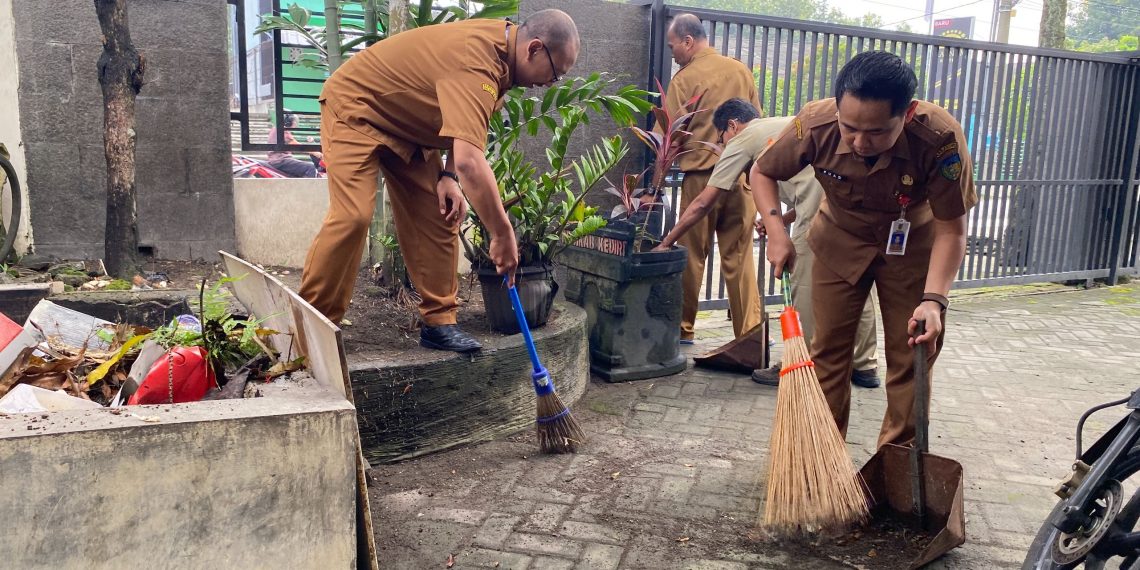 Wujudkan Kediri Berbudaya ASRI, Diskominfo Kabupaten Kediri Masifkan Selasa Resik dan Diet Plastik