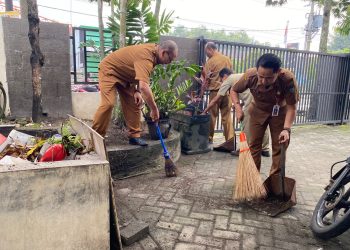 Wujudkan Kediri Berbudaya ASRI, Diskominfo Kabupaten Kediri Masifkan Selasa Resik dan Diet Plastik