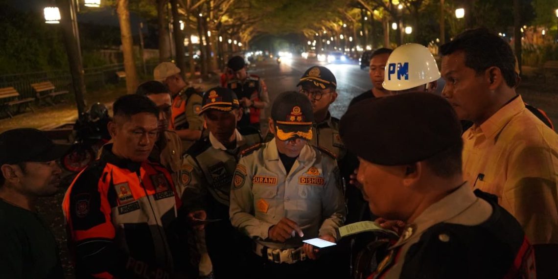 Tim Gabungan Tertibkan Parkir Liar di Simpang Lima Gumul, Satpol PP: Kawasan Wisata Harus Steril
