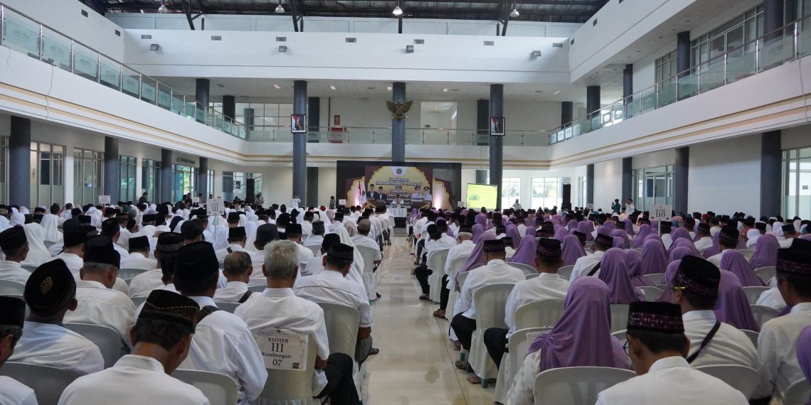 Lepas 1.291 Jemaah Haji Kabupaten Kediri, Mbak Wabup Dewi Mariya Ulfa Titip Doa untuk Keamanan Daerah