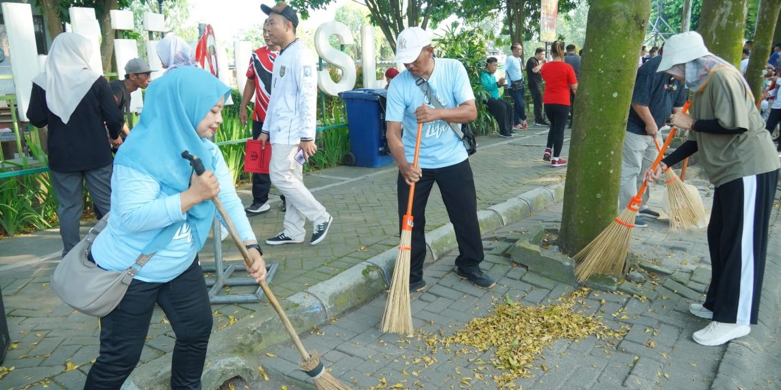 Jaga Estetika Ruang Publik, Pemkab Kediri Gelar Aksi Bersih-Bersih di Kawasan Simpang Lima Gumul