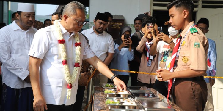 Menko Pangan Zulkifli Hasan dan Bupati Warsubi Tinjau Makan Bergizi Gratis di Jombang, Fokus Percepatan di Madrasah