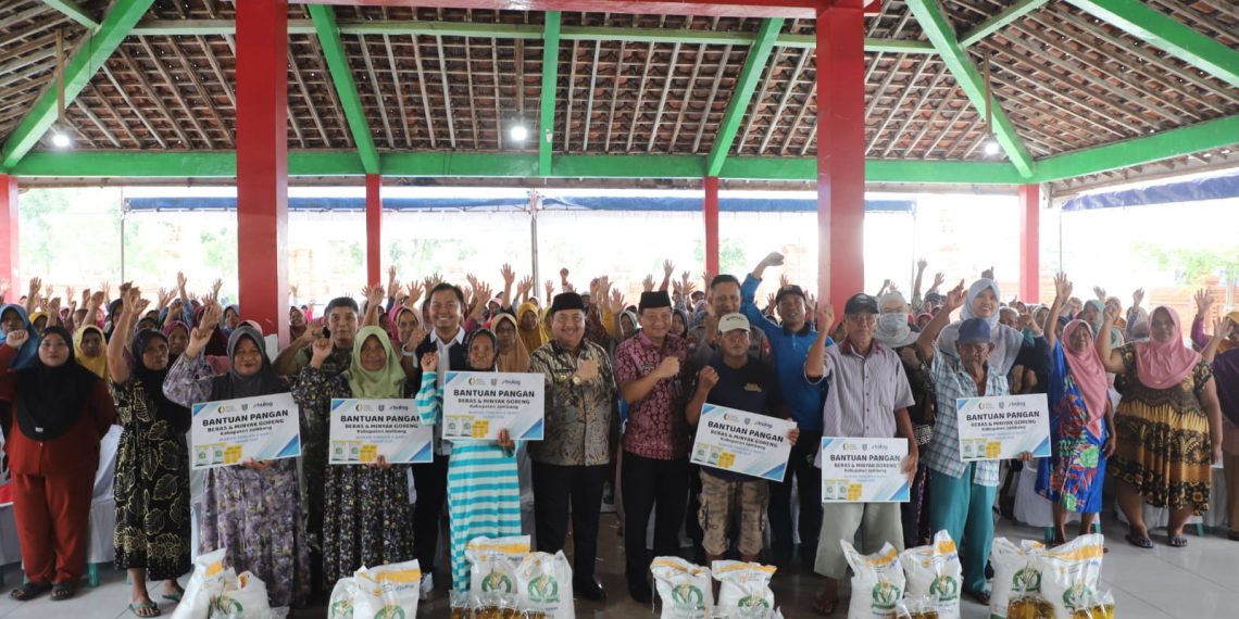 Bupati Warsubi Luncurkan Bantuan Pangan di Plandaan, 207 Ribu Warga Jombang Terima Beras dan Minyak Goreng