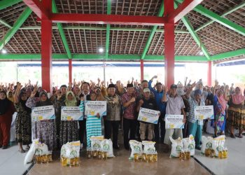 Bupati Warsubi Luncurkan Bantuan Pangan di Plandaan, 207 Ribu Warga Jombang Terima Beras dan Minyak Goreng