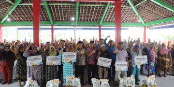 Bupati Warsubi Luncurkan Bantuan Pangan di Plandaan, 207 Ribu Warga Jombang Terima Beras dan Minyak Goreng