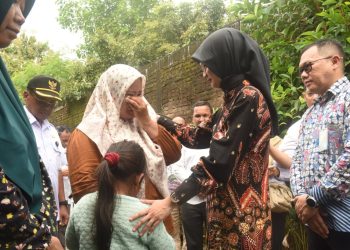Perkuat Perlindungan Sosial, Wali Kota Kediri Serahkan Santunan Kematian bagi Ahli Waris Pekerja Rentan
